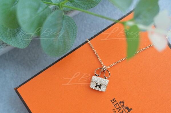 目を惹く【HERMES】ペンダント \"AMULETTES CONSTANCE\" 送料無料 Hermes 愛馬仕Amulettes Constance康康包墜飾/項鍊全新美品