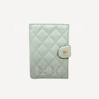 Chanel 粉藍色粒紋小牛皮金色CC Logo護照萬用套 AP3791
